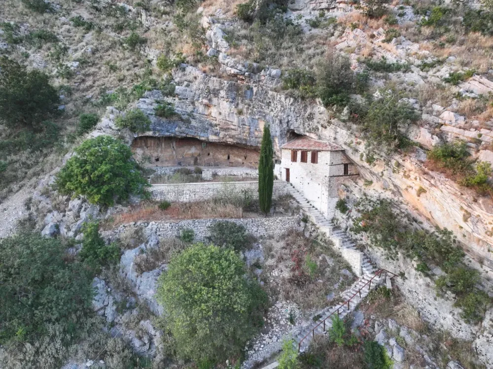 Sinjë Village